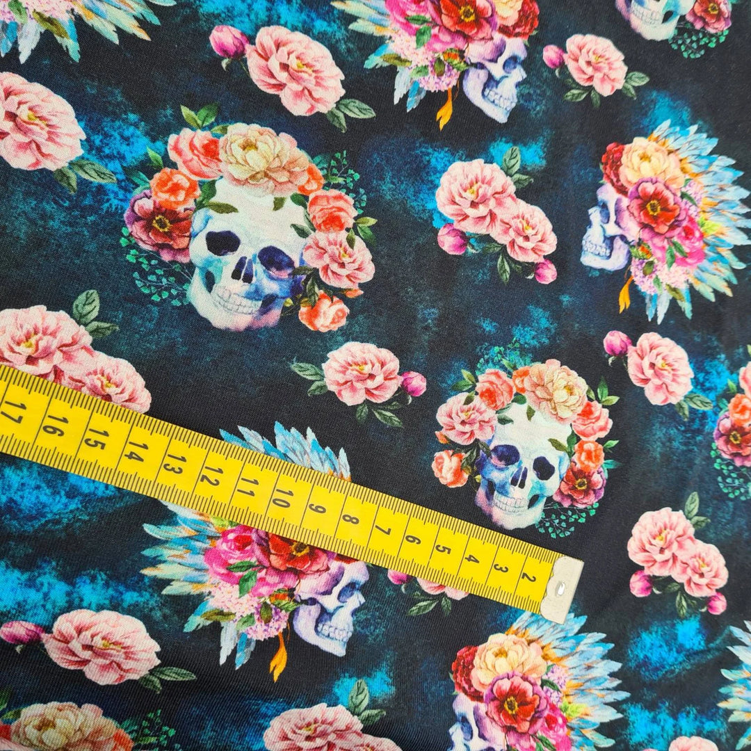 Baumwolljersey mit Totenköpfen und Blumen "All good things are wild and free"