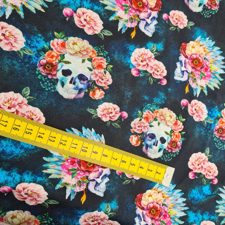 Baumwolljersey mit Totenköpfen und Blumen "All good things are wild and free"