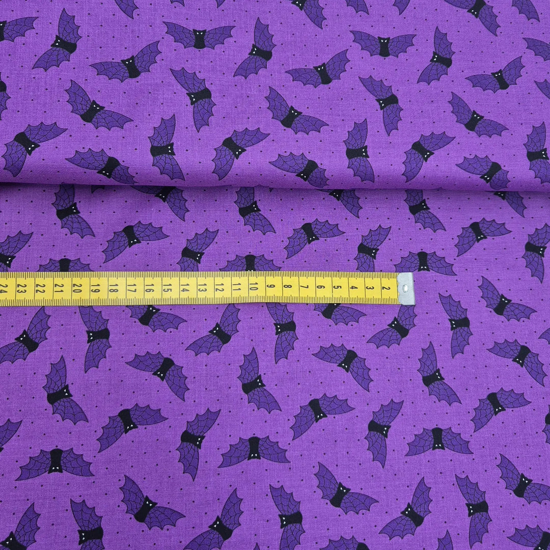 Baumwollstoff Bats purple von Studio E Fabrics aus der Bones and Bouquets Kollektion