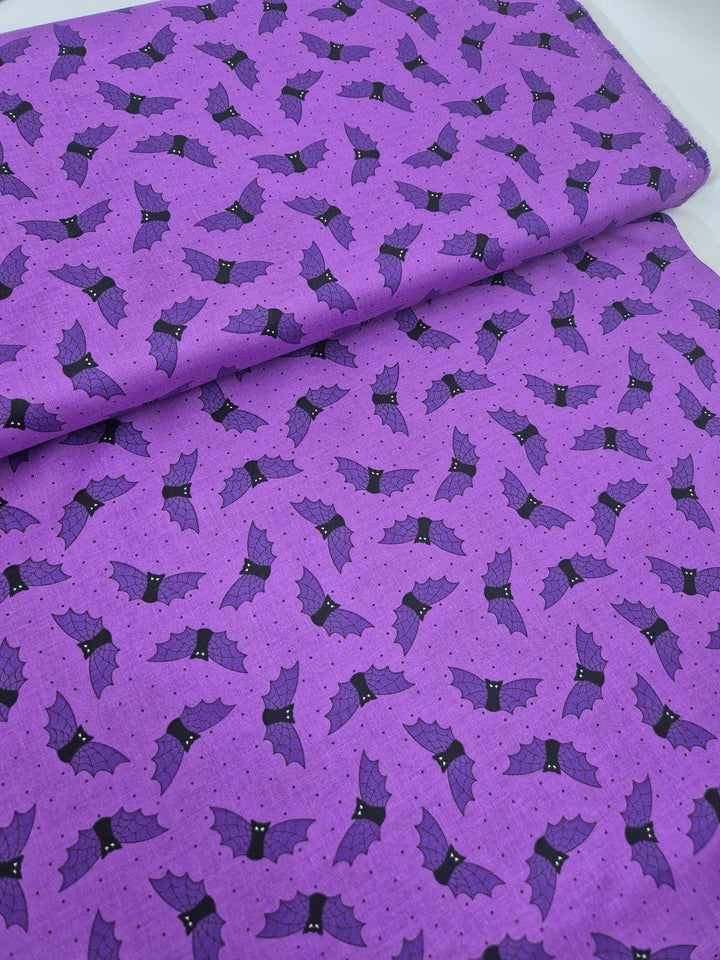Baumwollstoff Bats purple von Studio E Fabrics aus der Bones and Bouquets Kollektion
