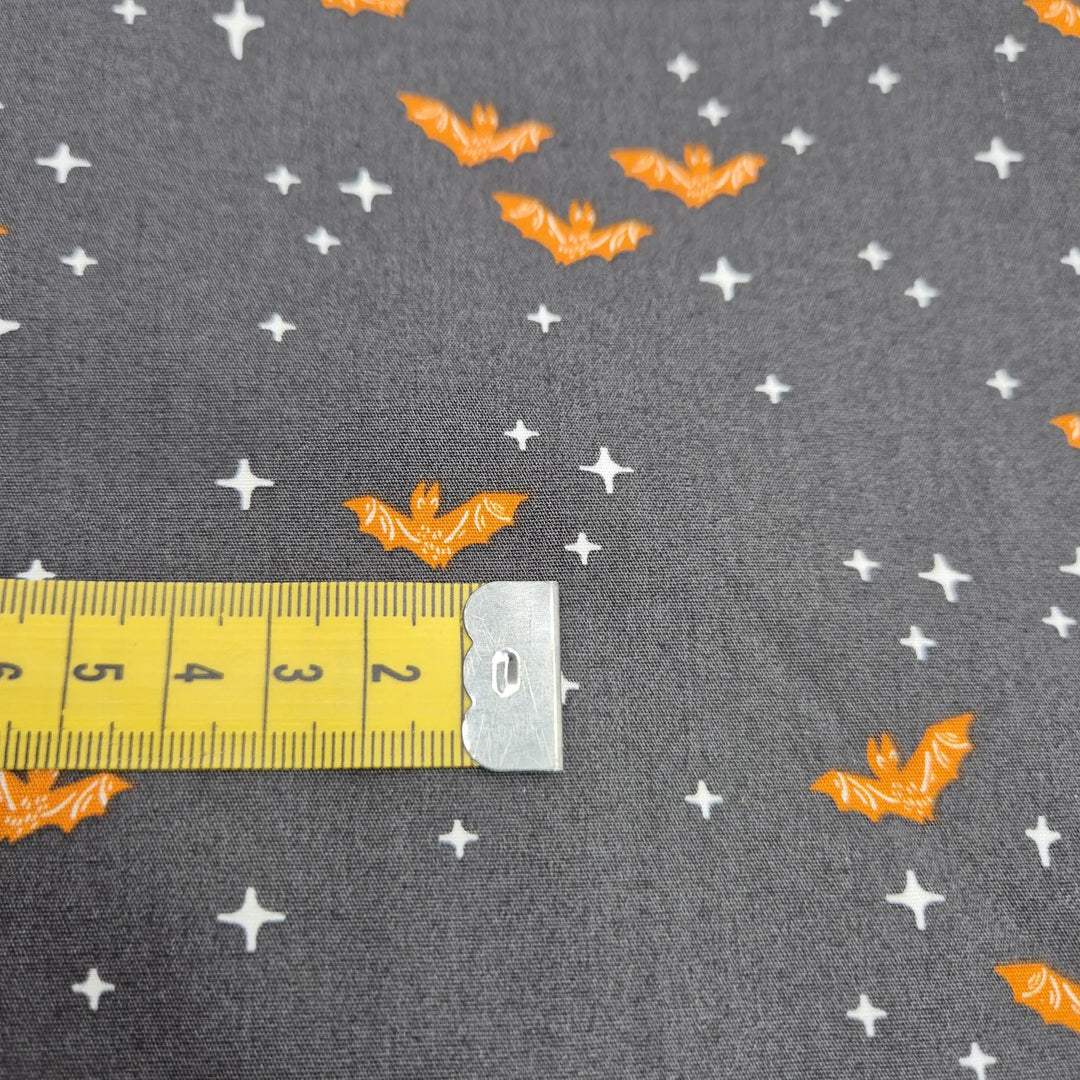 Schwarze Baumwollpopeline mit Fledermäusen Art Gallery Fabrics Sweet and spookier Winging it midnight