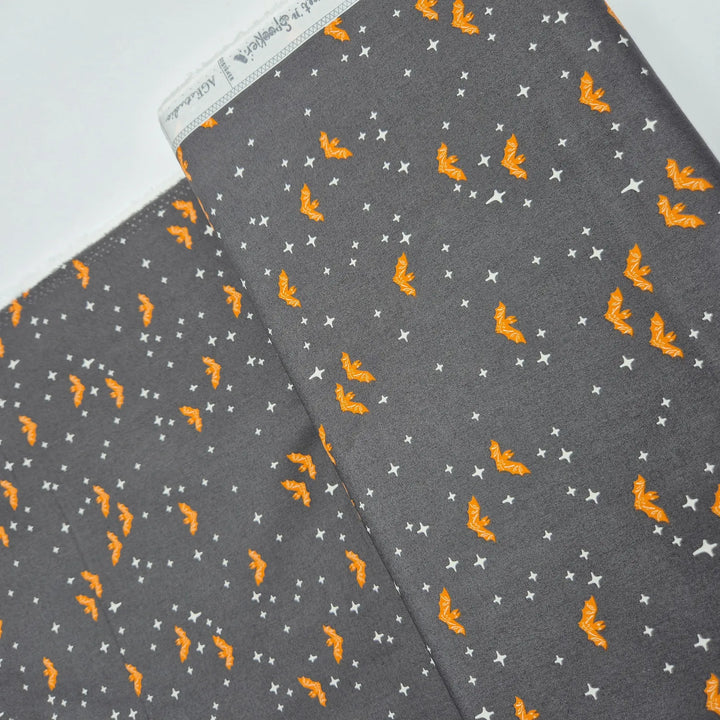 Schwarze Baumwollpopeline mit Fledermäusen Art Gallery Fabrics Sweet and spookier Winging it midnight