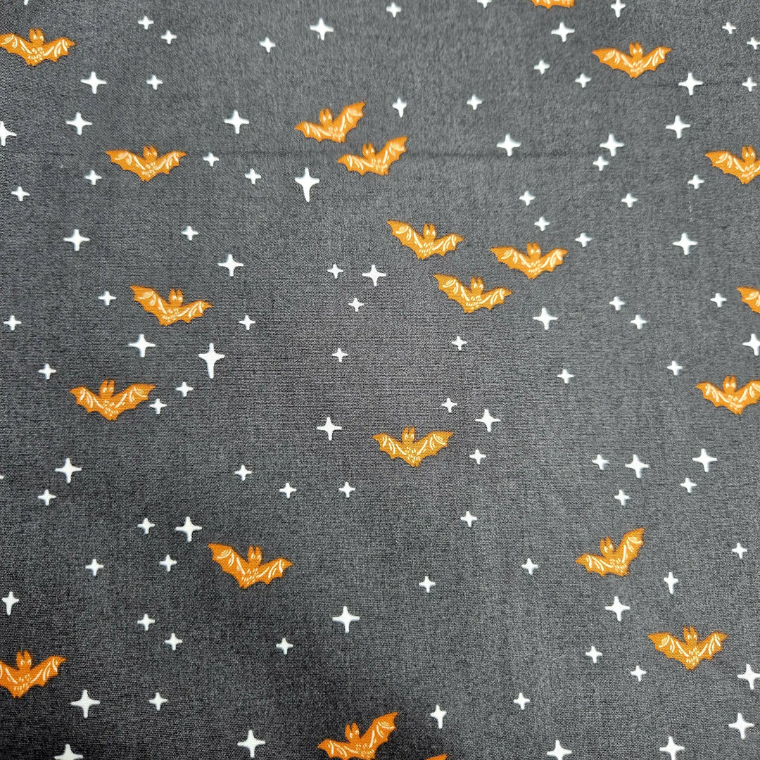 Schwarze Baumwollpopeline mit Fledermäusen Art Gallery Fabrics Sweet and spookier Winging it midnight