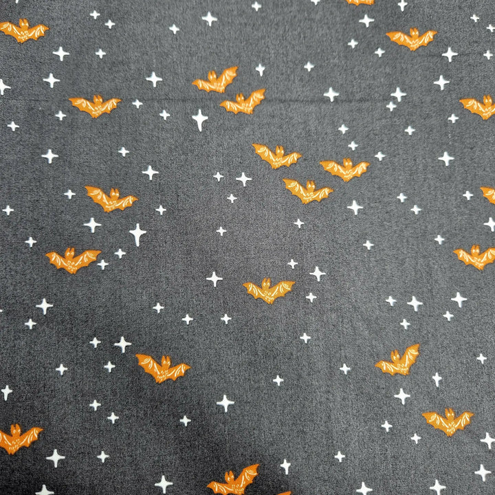 Schwarze Baumwollpopeline mit Fledermäusen Art Gallery Fabrics Sweet and spookier Winging it midnight