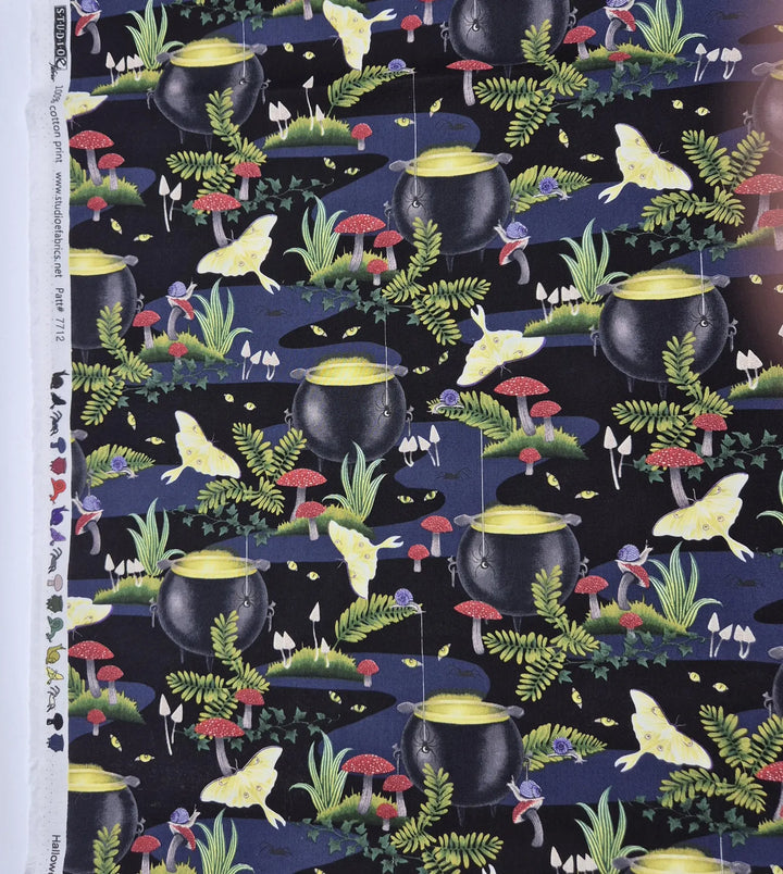 Patchworkstoff Black cauldrons scenic von Studio E Fabrics aus der Kollektion Hallowed Forest