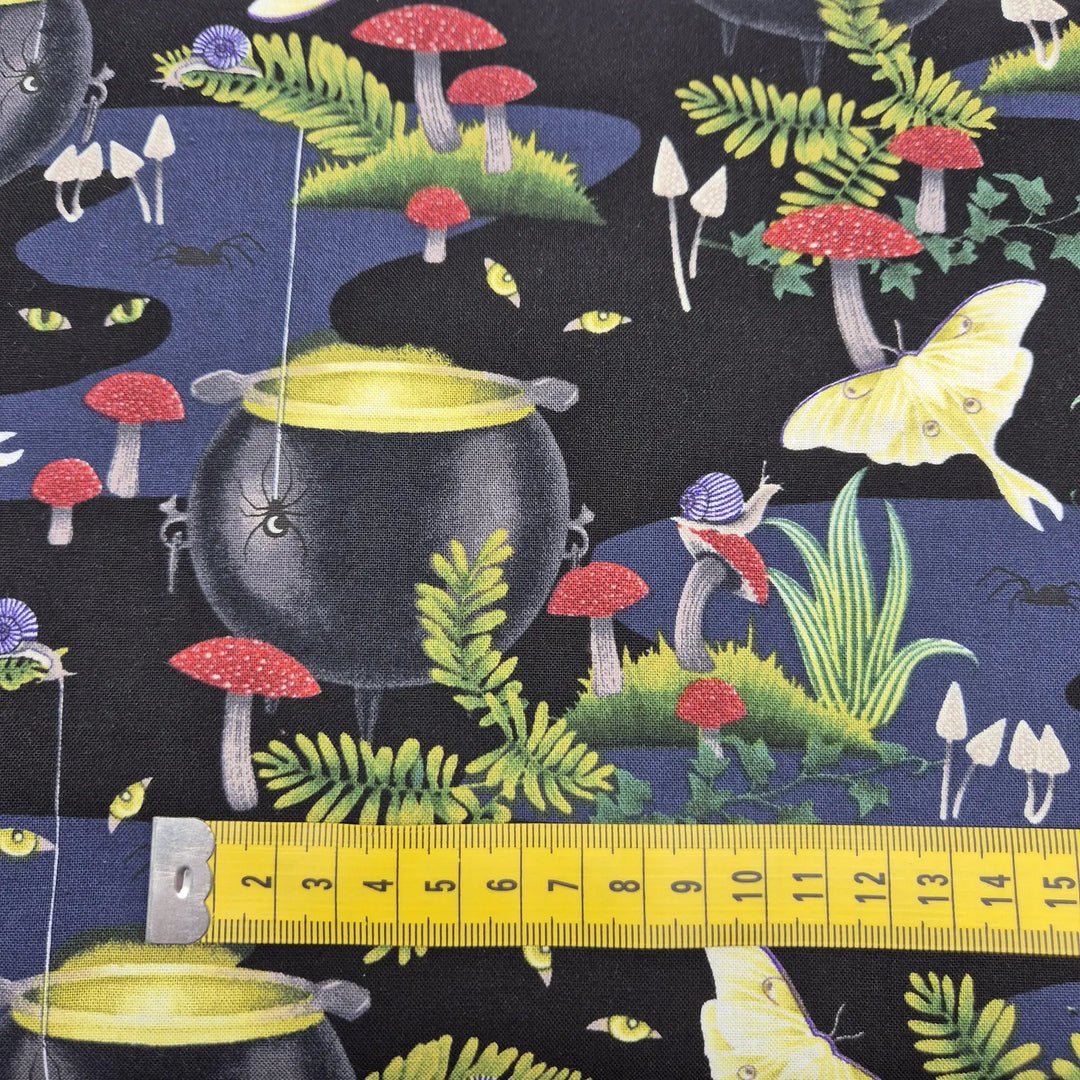 Patchworkstoff Black cauldrons scenic von Studio E Fabrics aus der Kollektion Hallowed Forest
