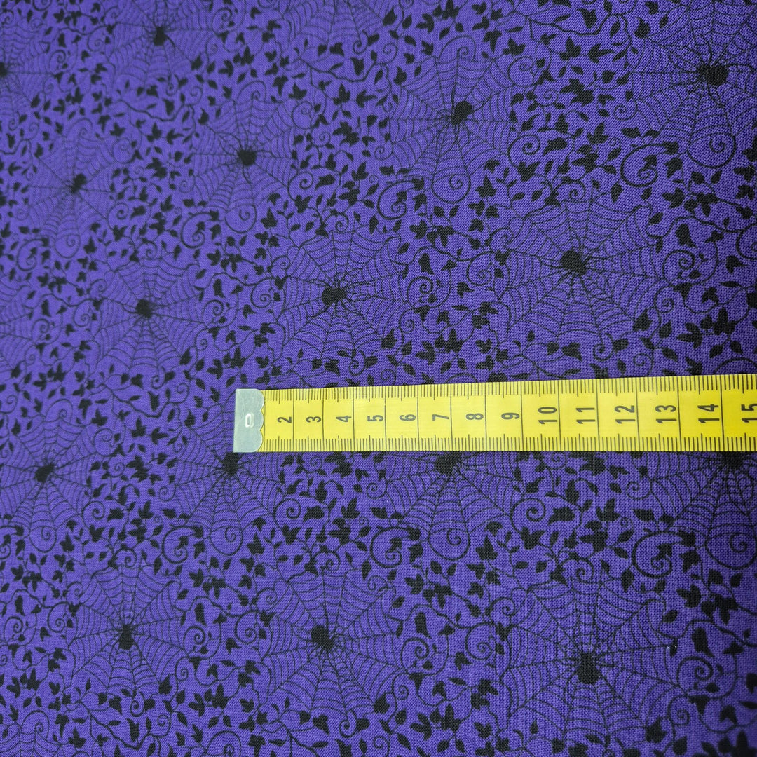 Patchworkstoff Cobwebs and Foliage von Studio E Fabrics aus der Kollektion Hallowed Forest