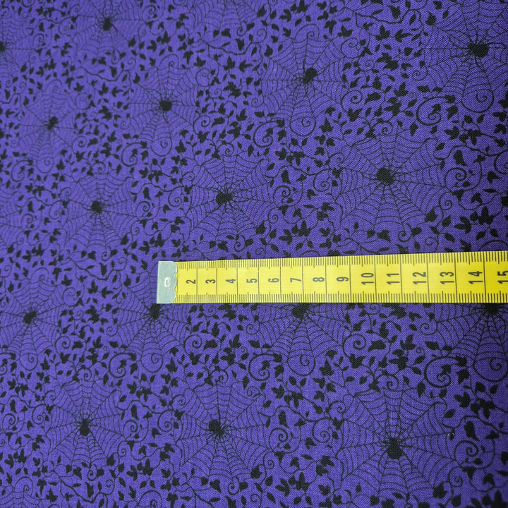 Patchworkstoff Cobwebs and Foliage von Studio E Fabrics aus der Kollektion Hallowed Forest