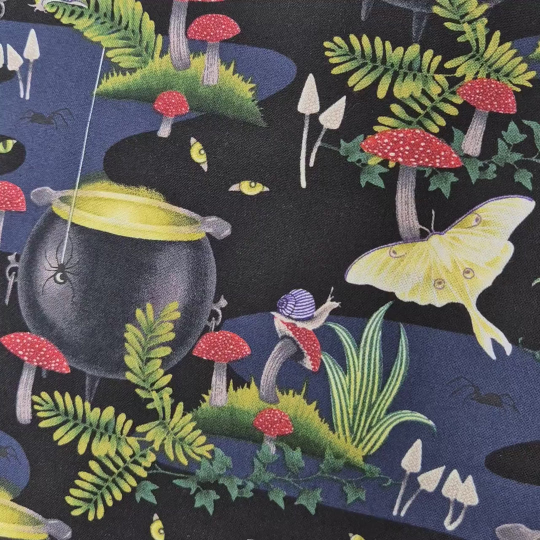 Patchworkstoff Black cauldrons scenic von Studio E Fabrics aus der Kollektion Hallowed Forest