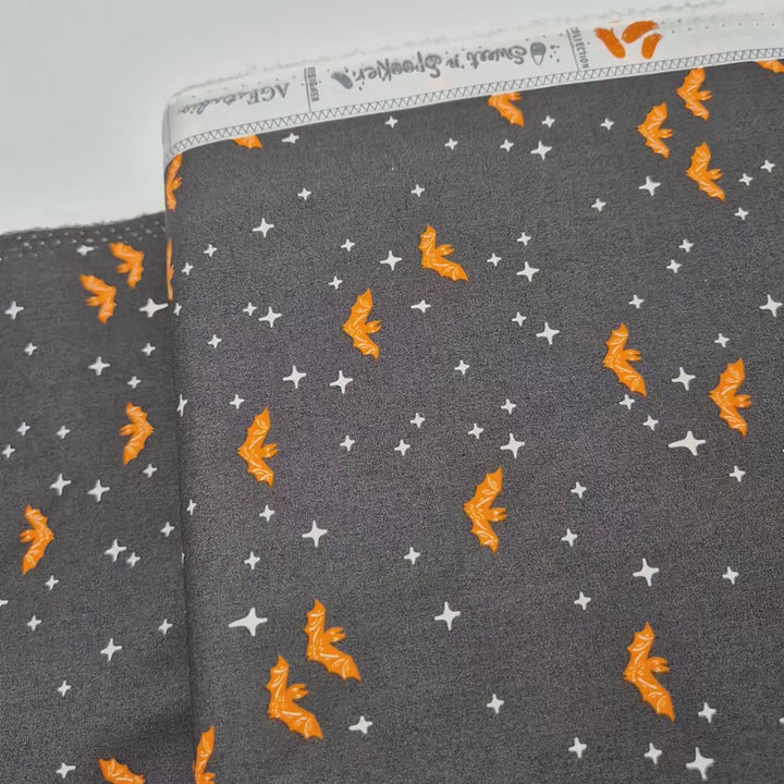 Schwarze Baumwollpopeline mit Fledermäusen Art Gallery Fabrics Sweet and spookier Winging it midnight