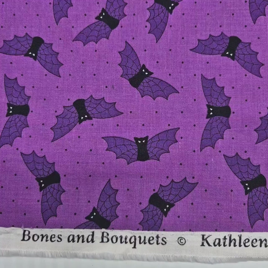 Baumwollstoff Bats purple von Studio E Fabrics aus der Bones and Bouquets Kollektion
