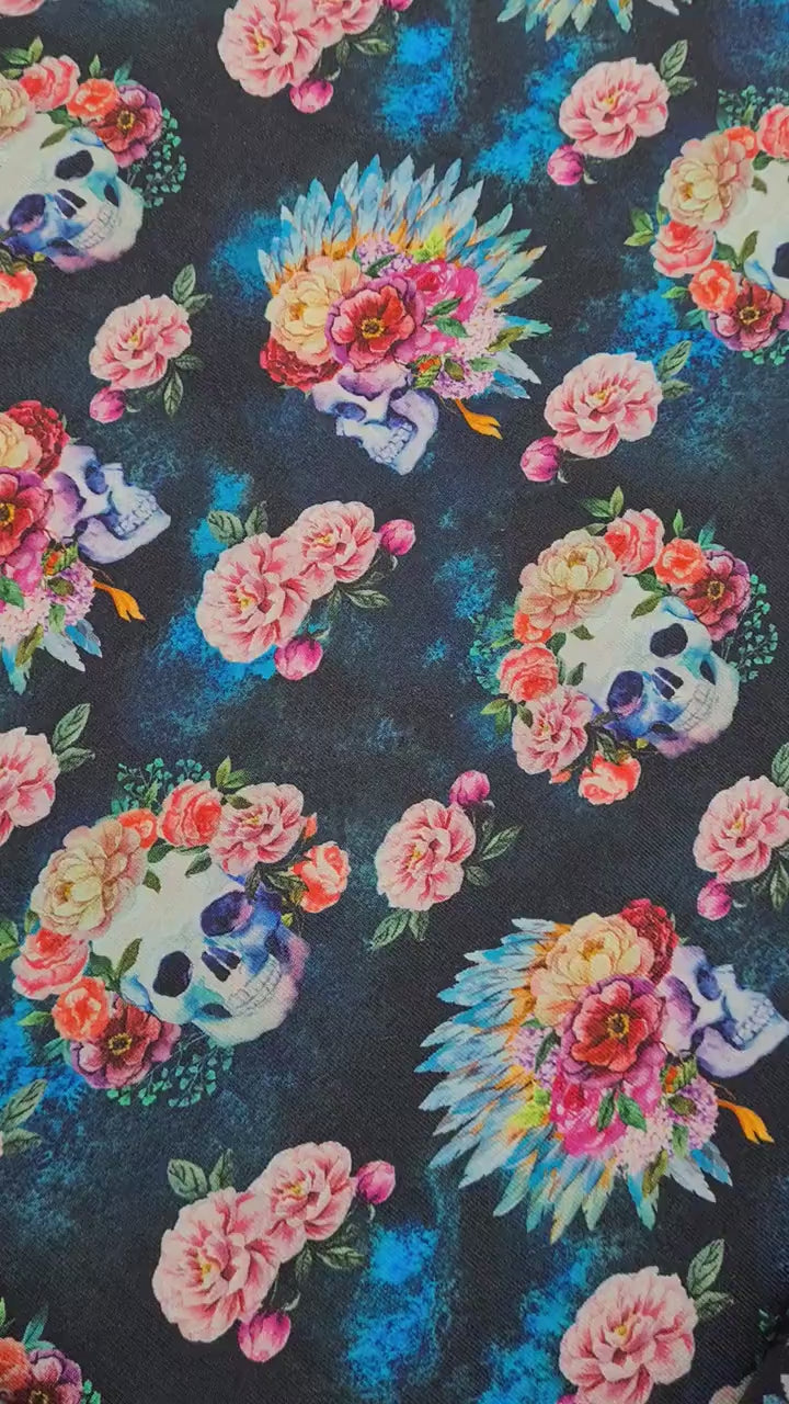 Baumwolljersey mit Totenköpfen und Blumen "All good things are wild and free"